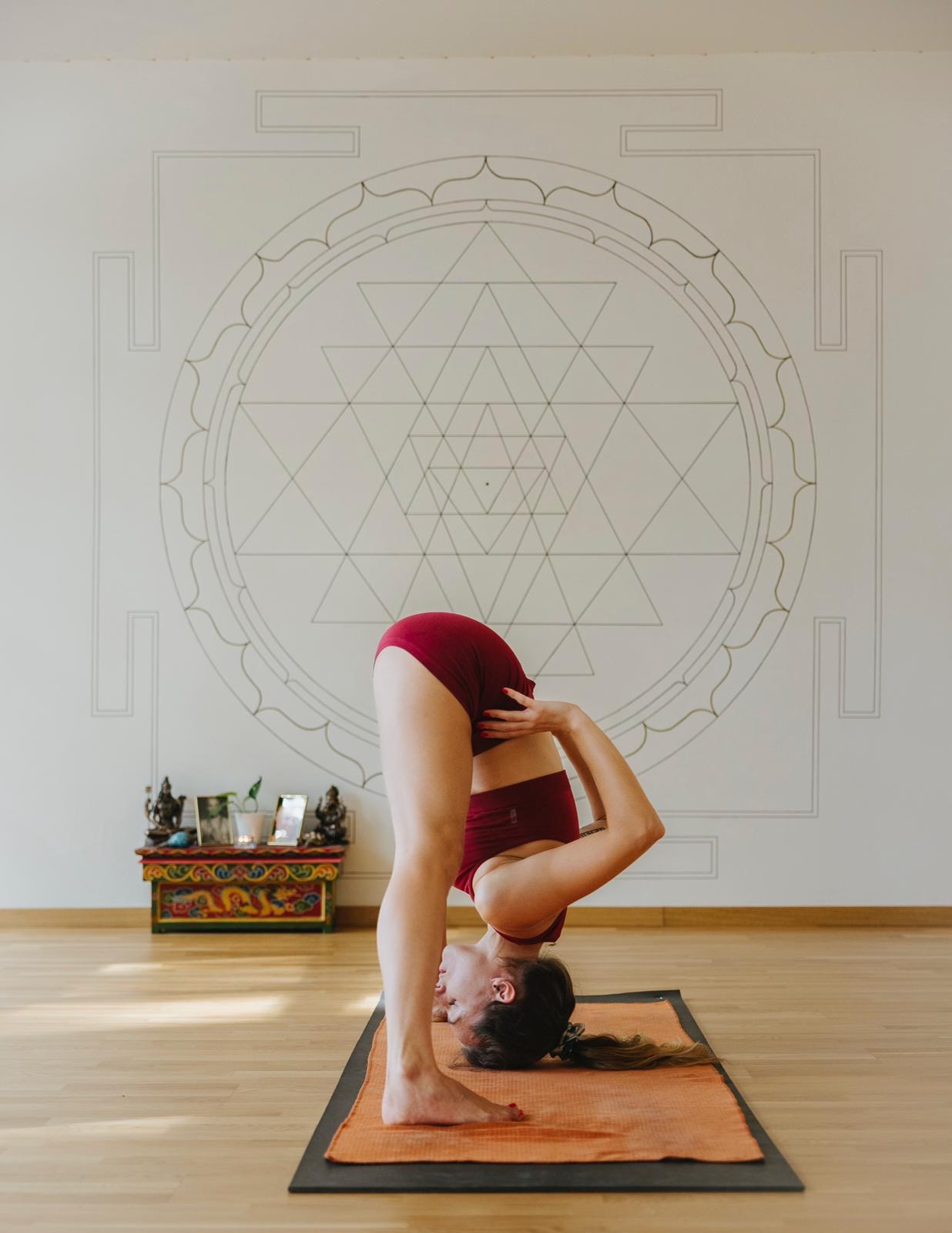 Beate Tomczak em uma postura invertida