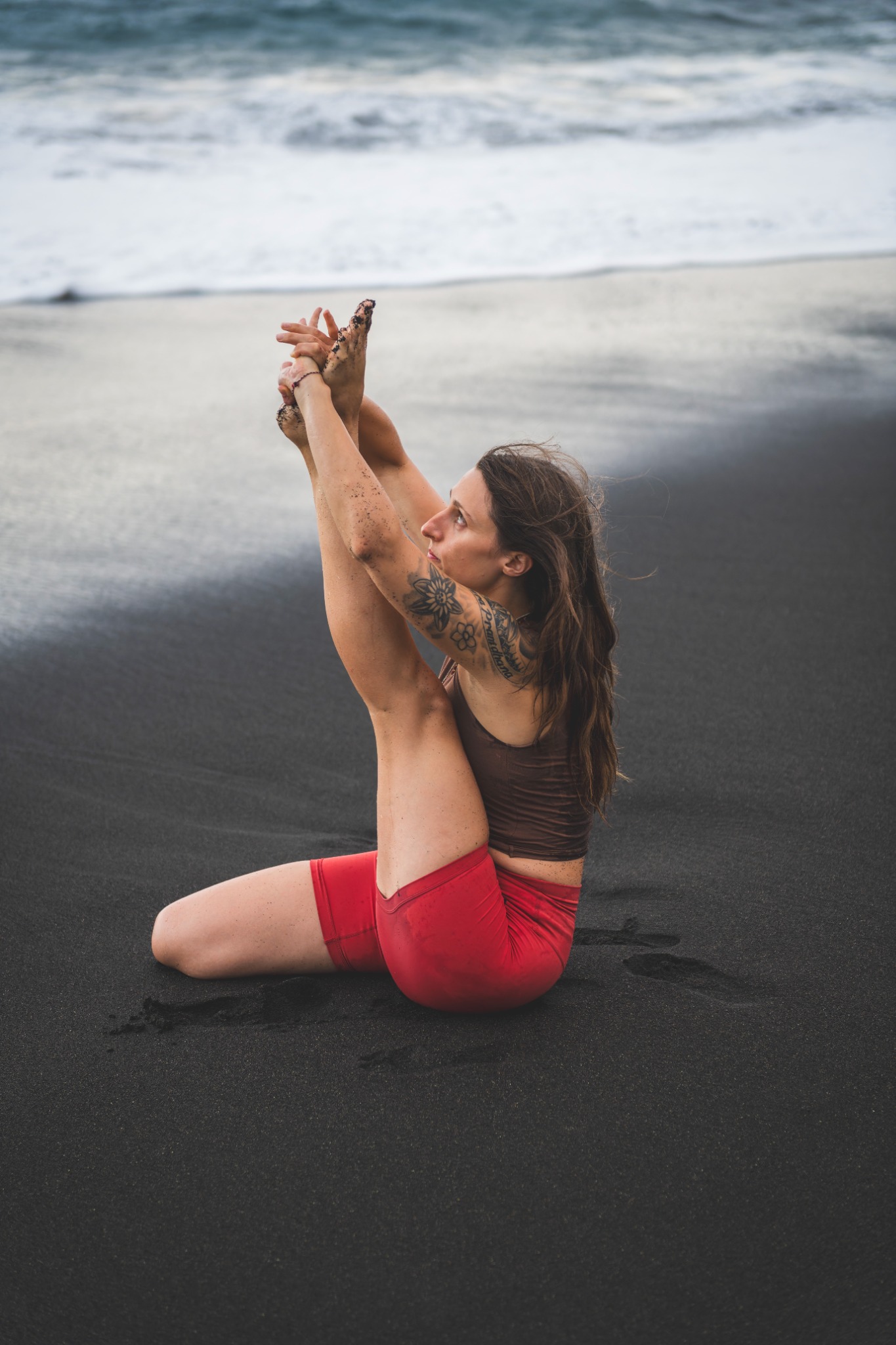 Beate Tomczak praticando Ashtanga Yoga na praia
