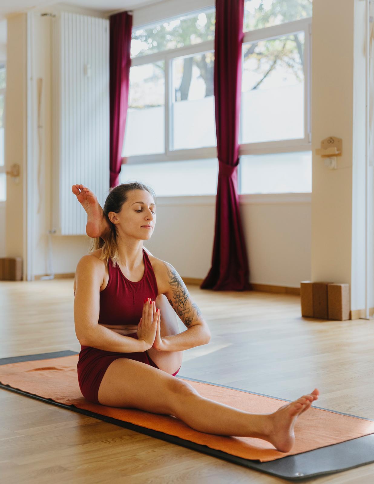 Beate Tomczak em uma postura sentada de Ashtanga Yoga